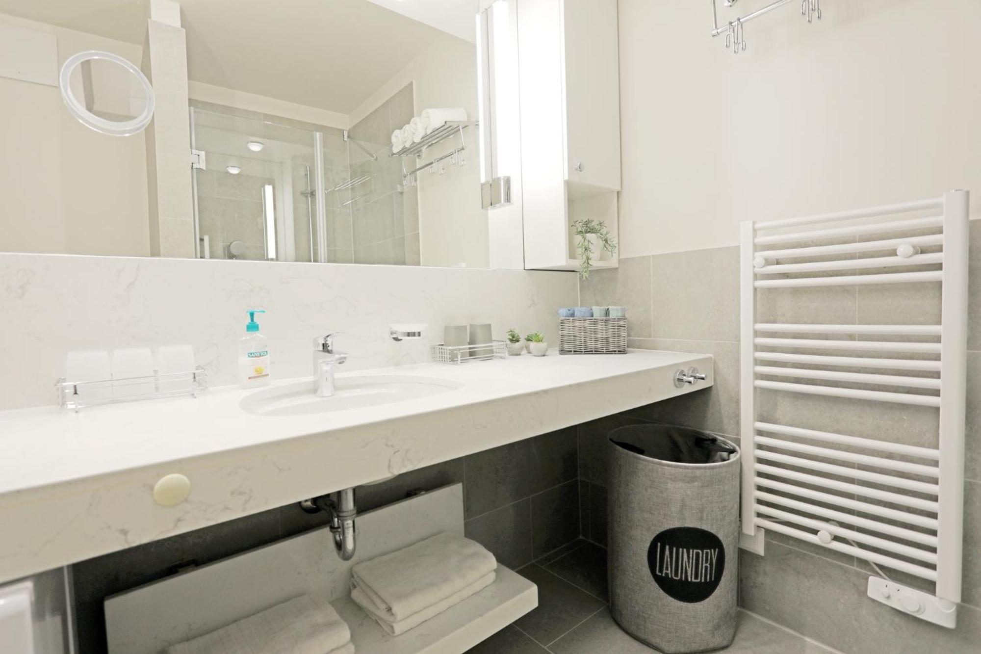 Atrium Apartman Heviz Mit Panoramaterrasse Und Tiefgarage Екстериор снимка